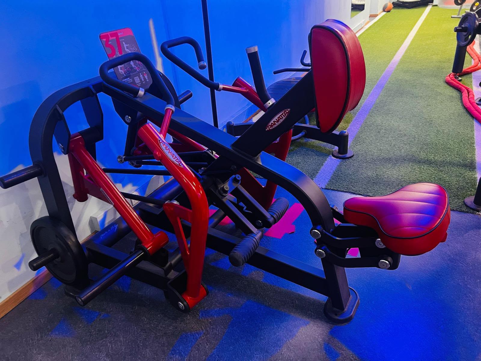 Máquina Panatta plate-loaded no Victoria Gym