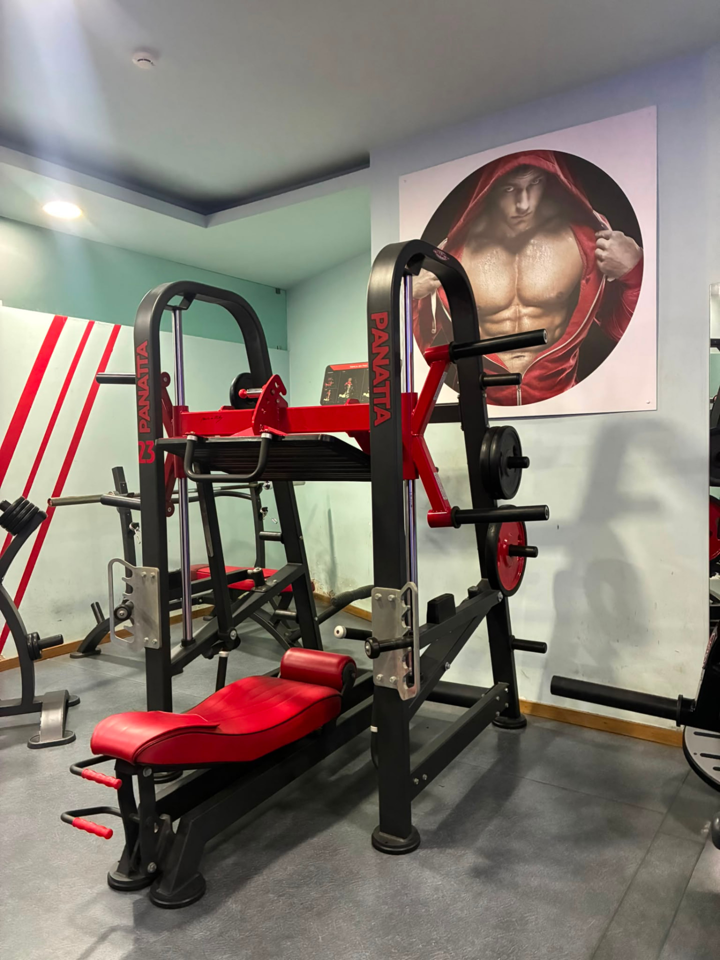 Sala de musculação do Victoria Gym com máquina Panatta