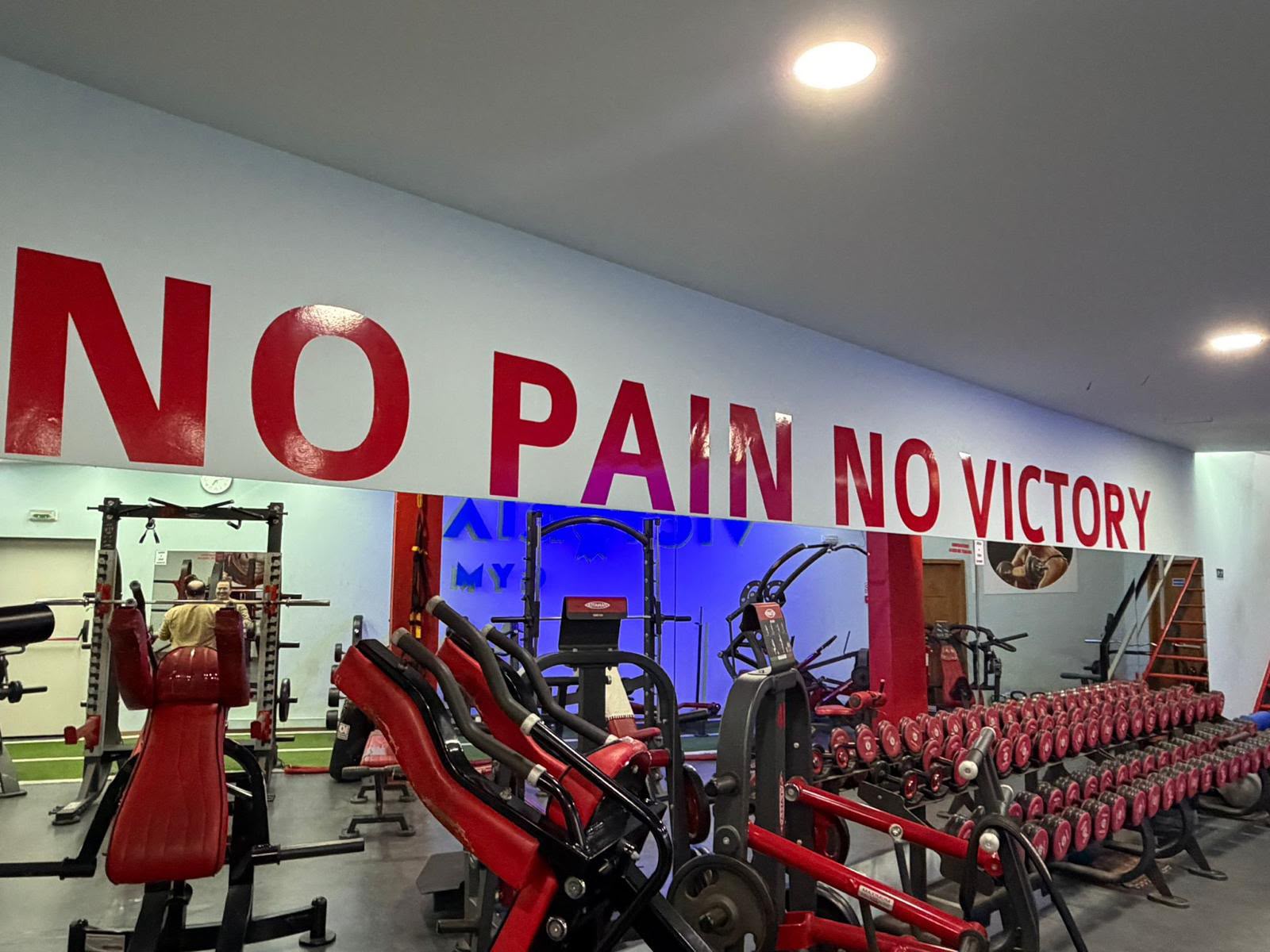 Zona de máquinas do Victoria Gym iluminada a azul