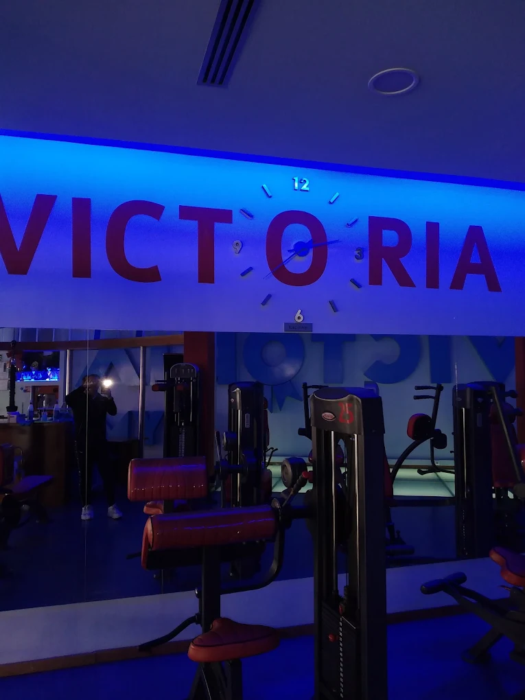 Parede Victoria iluminada a azul no ginásio